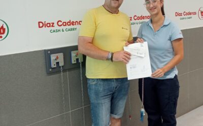 Díaz Cadenas entrega un cheque colectivo al Club Deportivo Bollullos Futsal.