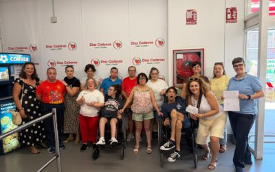 Díaz Cadenas hace entrega de un cheque solidario a la Asociación Abriendo Puertas de Moguer